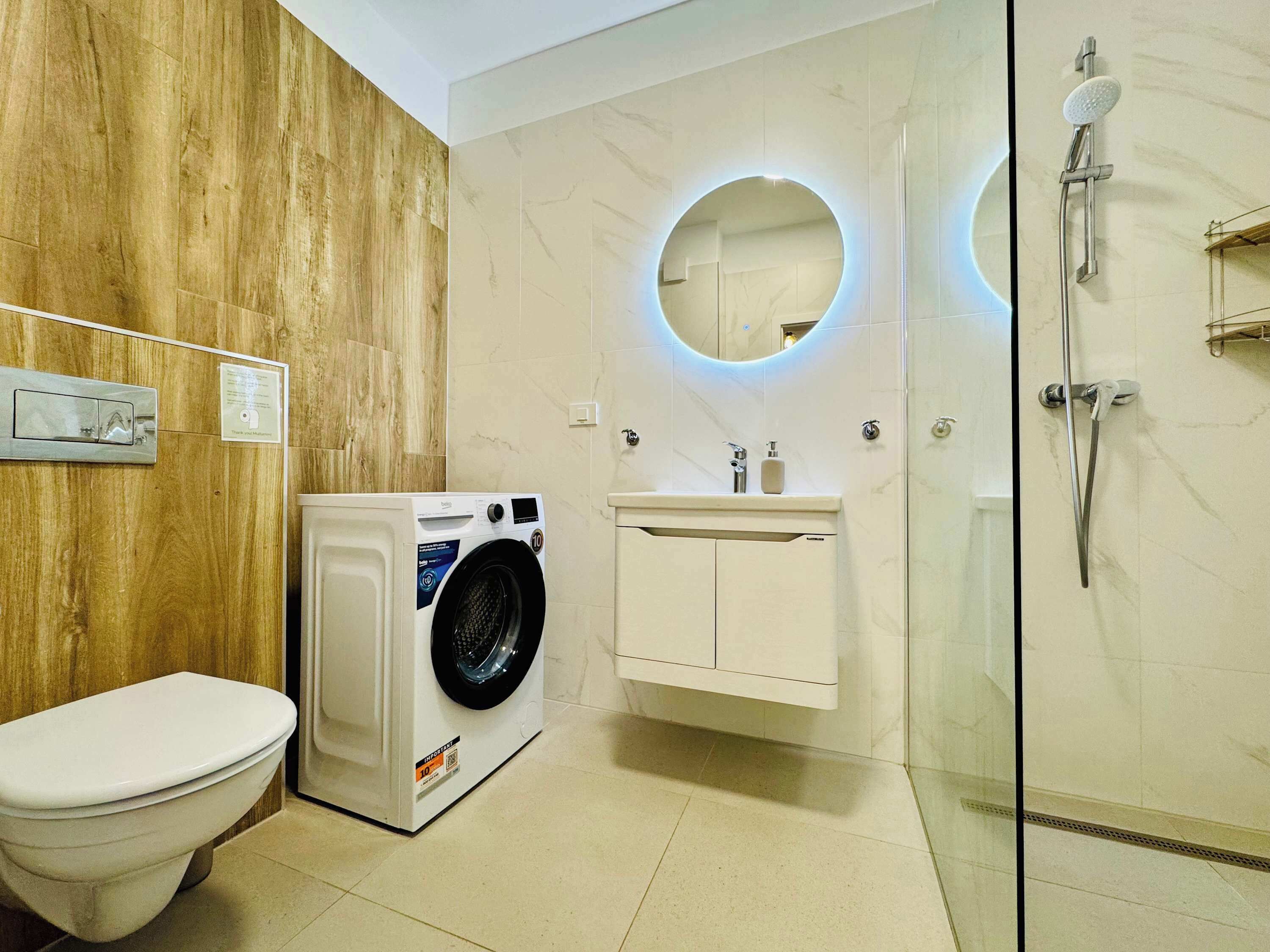 Douche, séchoir à cheveux, serviettes fournies