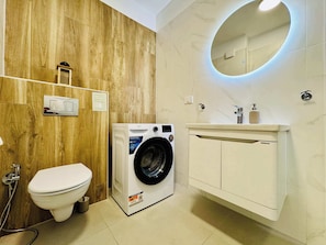 Shower, hair dryer, towels - Joy City Stay Mara 70 (Timișoara)
