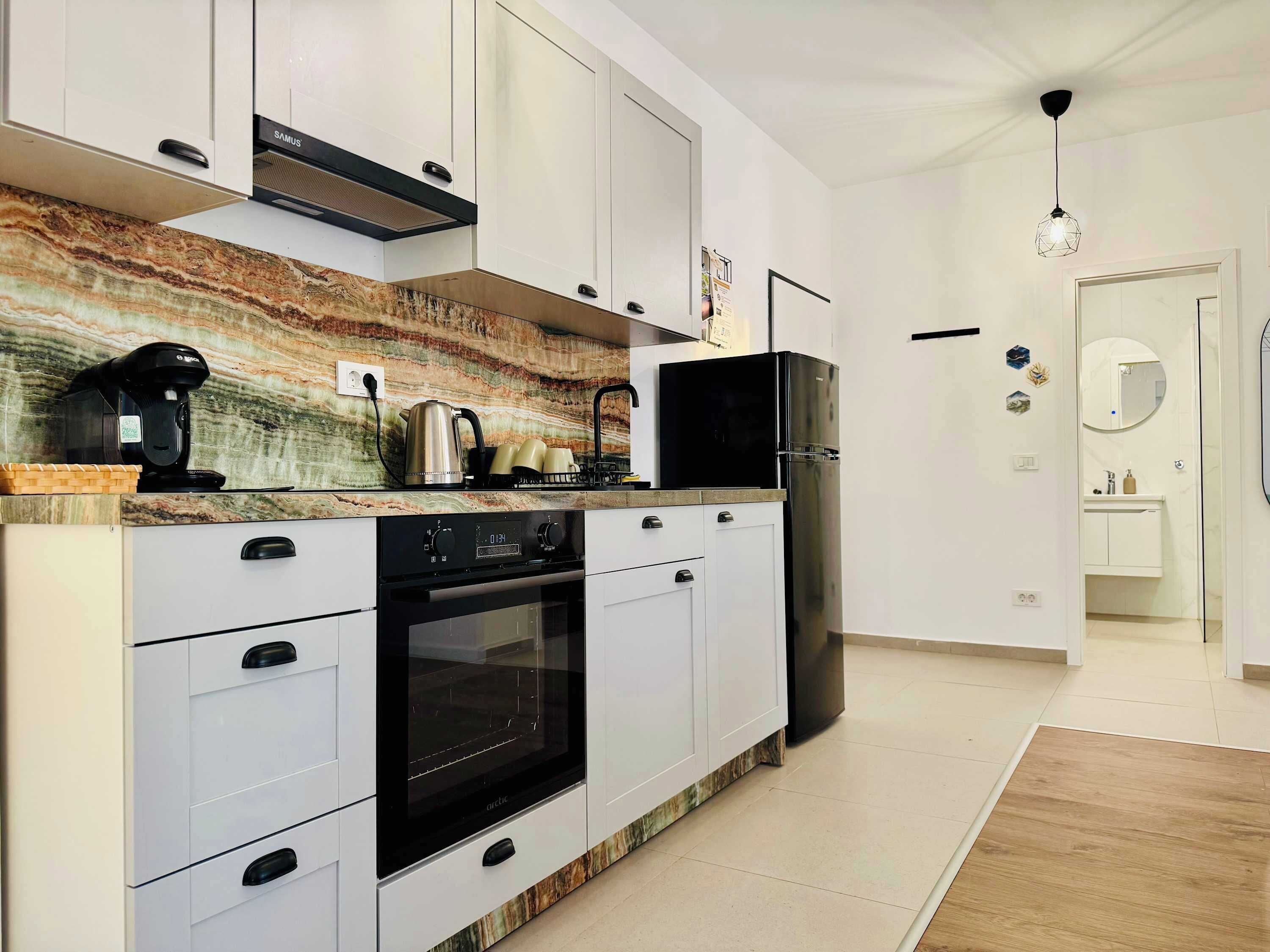 Fridge, oven, stovetop, coffee/tea maker