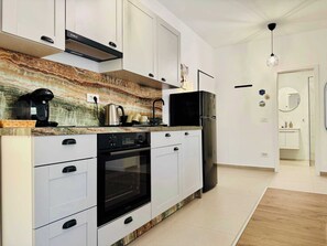 Fridge, oven, stovetop, coffee/tea maker - Joy City Stay Mara 70 (Timișoara)
