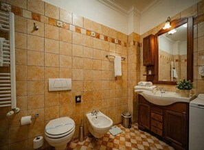 Shower, hair dryer, towels, shampoo - Joy City Stay High-End Comfort with City Panoramas (Timișoara)