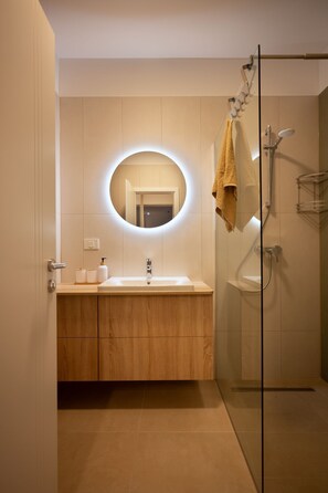 Shower, hair dryer, towels, shampoo - Joy City Stay | City of Mara M11-61 (Timișoara)
