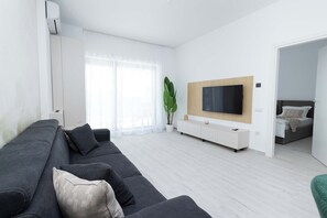 TV, offices - Hubix Suites | Casa del Mar C1-P6 (Mamaia)