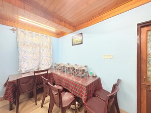 Dining - Pinecrest Inn Near Mall Rd (Darjeeling)