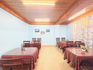 Dining - Pinecrest Inn Near Mall Rd (Darjeeling)