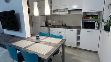 Kühlschrank, Mikrowelle, Herdplatte, Geschirrspüler