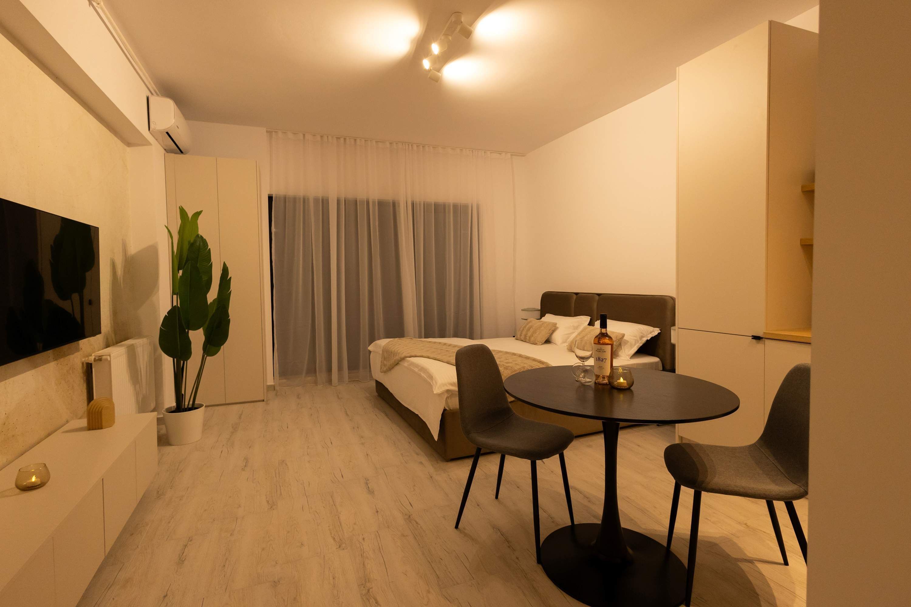 Tabla de planchar con plancha, wifi, ropa de cama