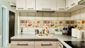 Fridge, microwave, stovetop, coffee/tea maker