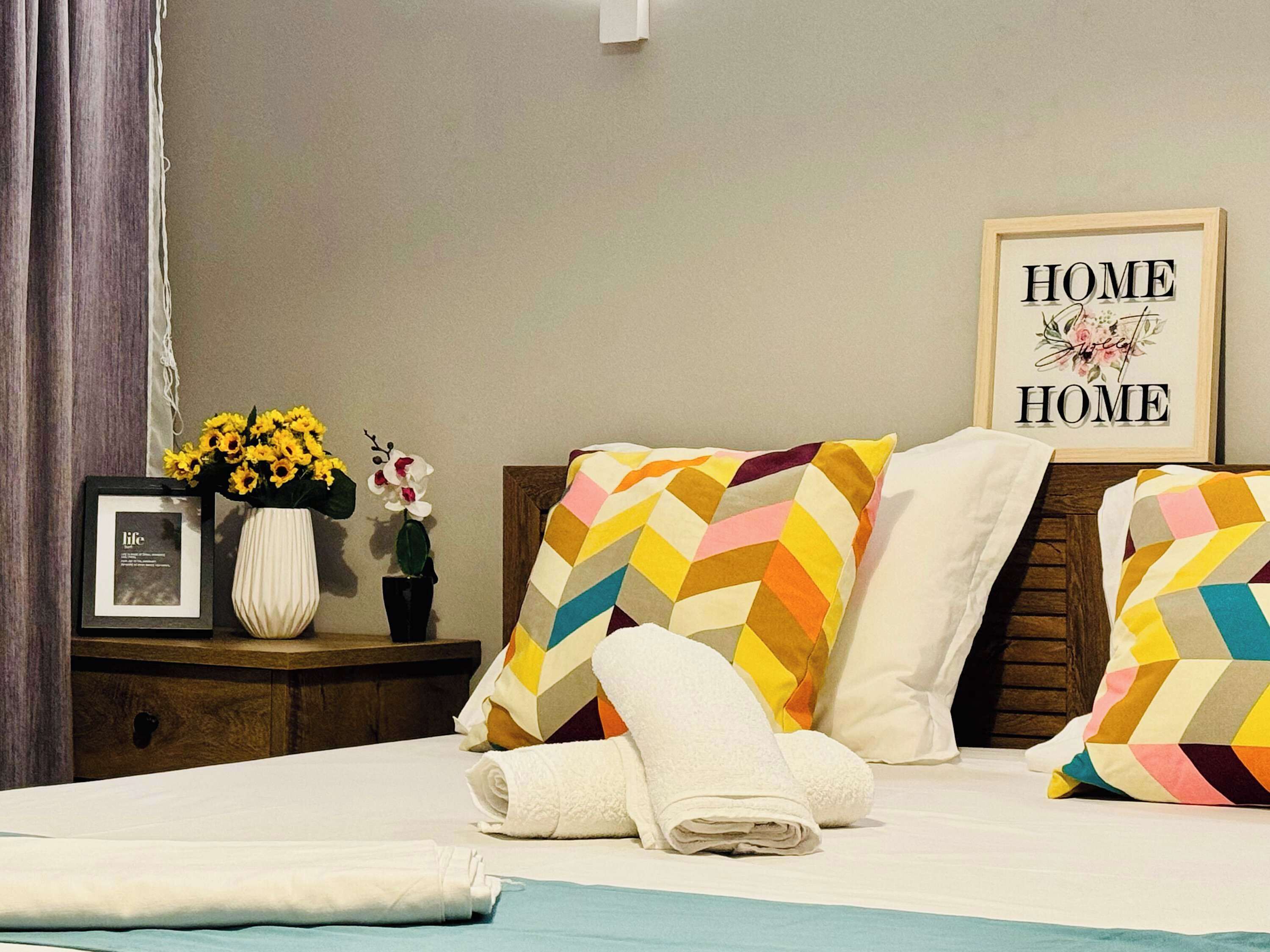 Desk, iron/ironing board, WiFi, bed sheets