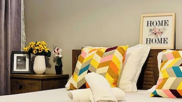 Desk, iron/ironing board, WiFi, bed sheets