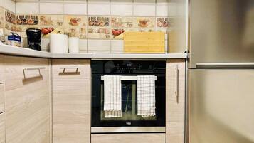 Kühlschrank, Mikrowelle, Herdplatte, Wasserkocher mit Kaffee-/Teezubehör