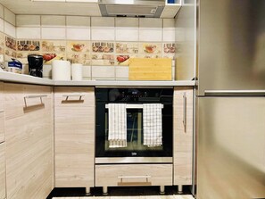 Frigorífic, microones, placa de cuina i cafetera i tetera 