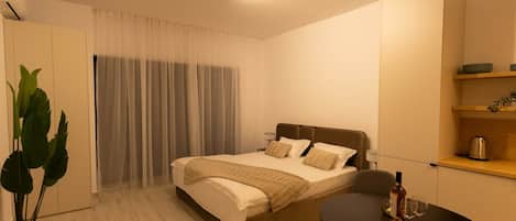 Iron/ironing board, WiFi, bed sheets