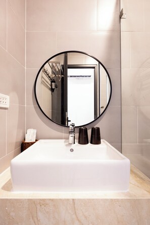 Chambre, balcon, vue cour intérieure | Salle de bain | Sèche-cheveux, serviettes fournies, savon, shampoing