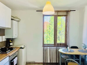 Réfrigérateur, micro-ondes, four, plaque de cuisson