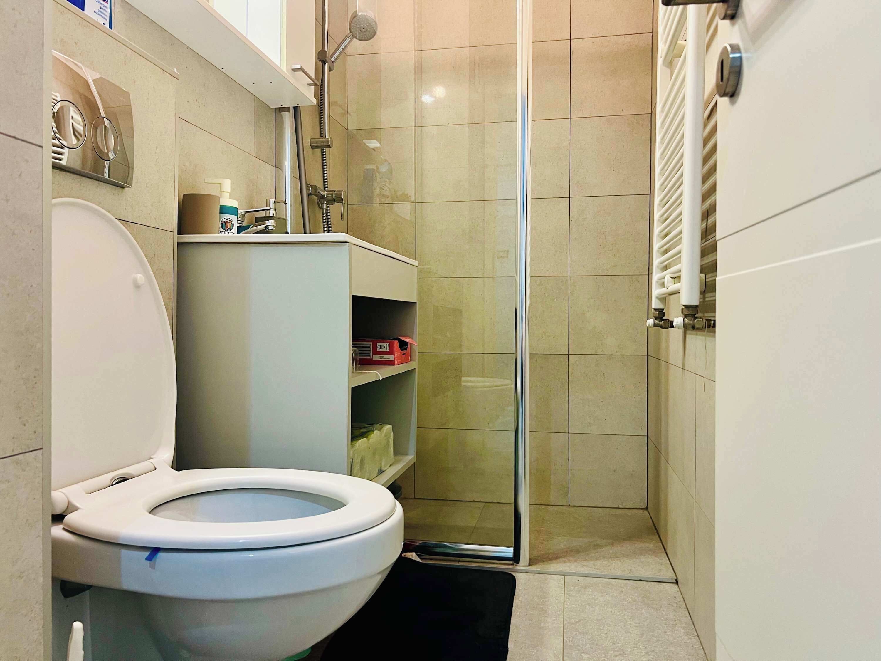 Een douche, een haardroger, handdoeken, shampoo