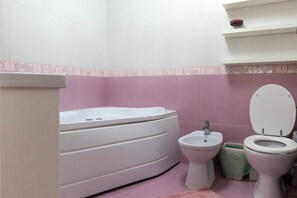 Shower, hair dryer, towels, shampoo - Joy City Stay Splaiul Nistrului 16 (Timișoara)