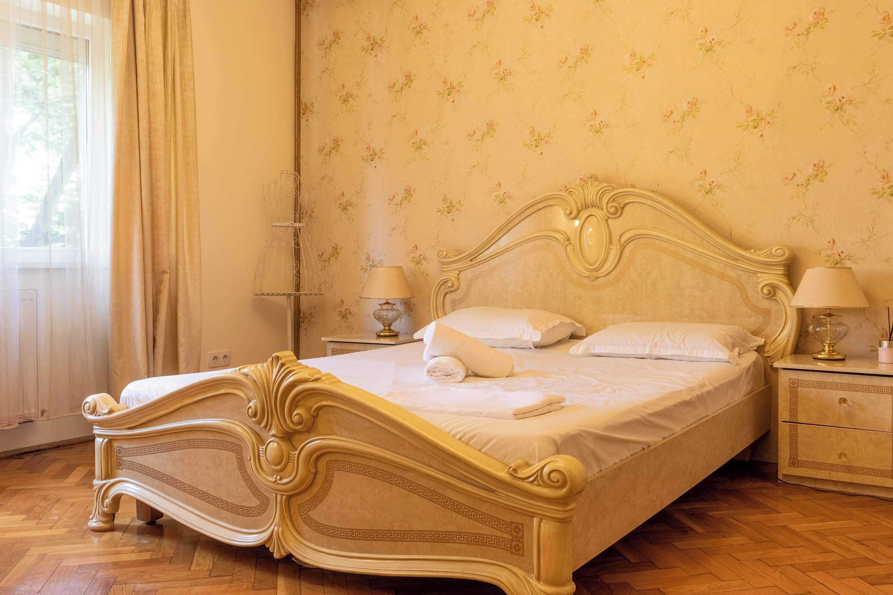 Desk, iron/ironing board, WiFi, bed sheets