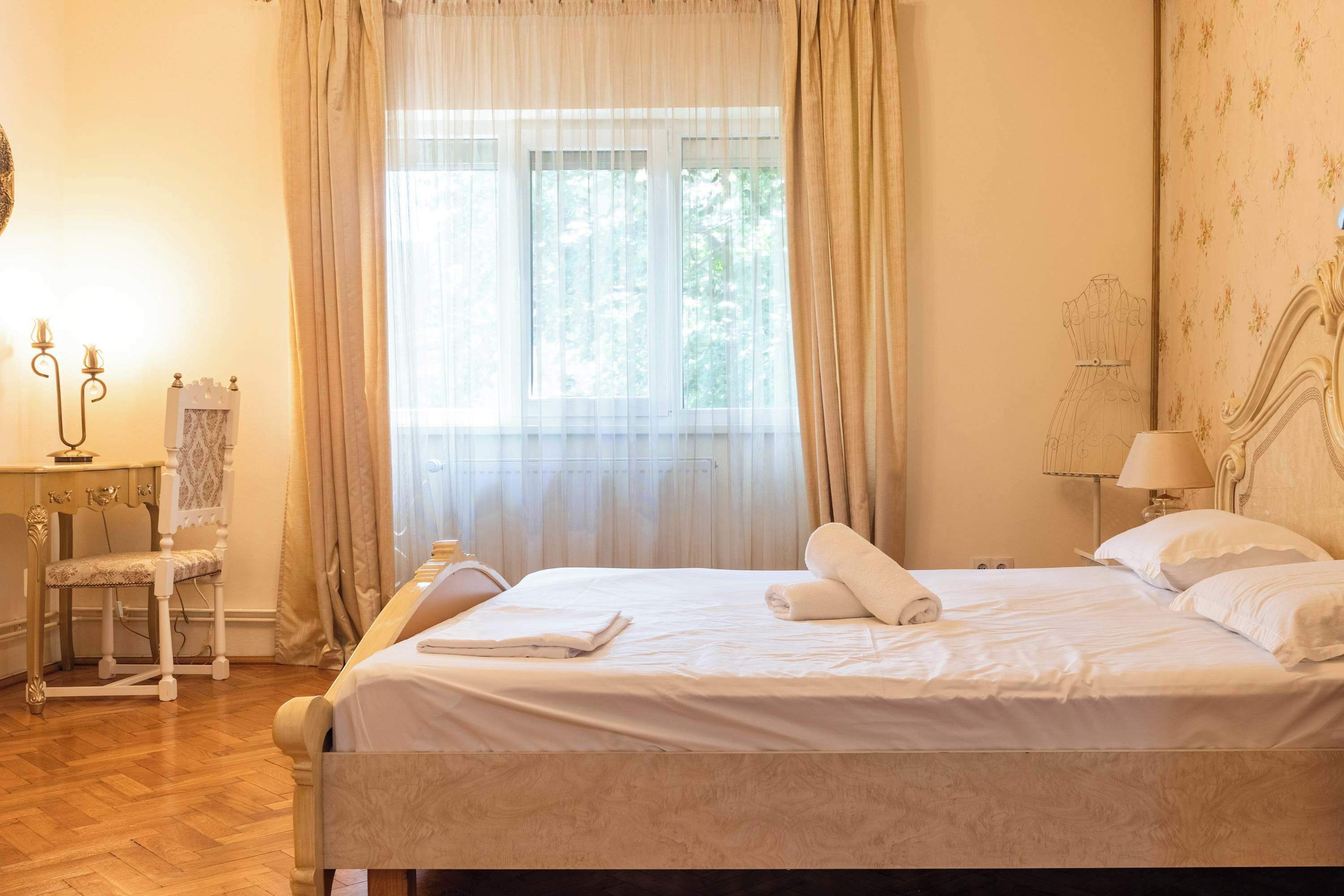Desk, iron/ironing board, WiFi, bed sheets