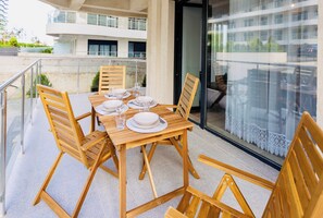 Outdoor dining - Hubix Suites | Casa del Mar C1-P3 (Mamaia)