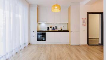 Fridge, oven, stovetop, dishwasher