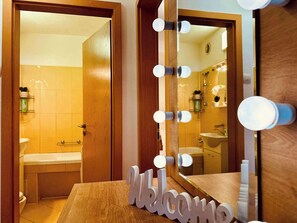 Dusche, Haartrockner, Handtücher, Shampoo