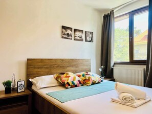Een bureau, een strijkplank/strijkijzer, wifi, beddengoed