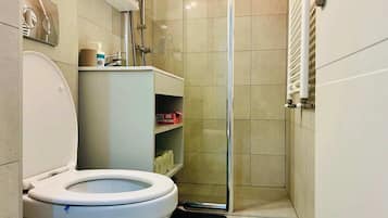 Douche, sĂšche-cheveux, serviettes fournies, shampoing
