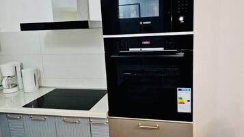 Fridge, oven, stovetop, coffee/tea maker