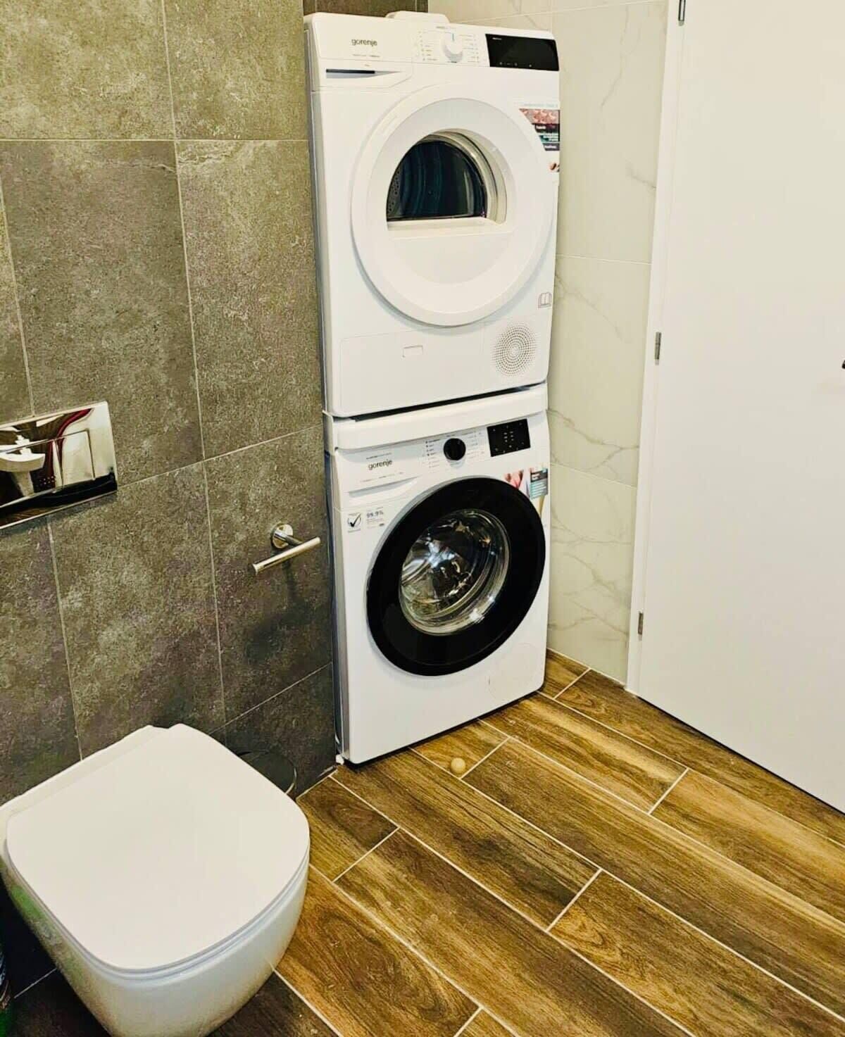 Shower, hair dryer, towels, shampoo