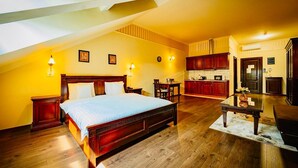 Ein Schlafzimmer mit einem großen Bett, einem Schreibtisch und einer Küchenzeile.