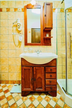 Shower, hair dryer, towels, shampoo - Joy City Stay Studio Royal Blue Suite (Timișoara)
