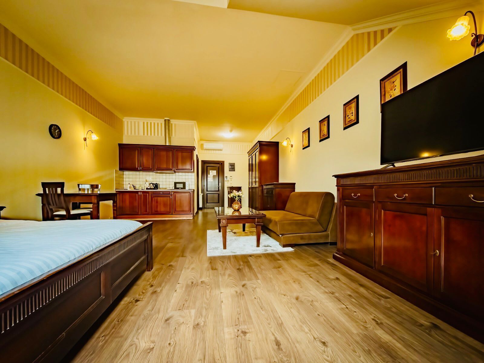 Desk, iron/ironing board, WiFi, bed sheets