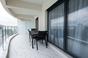 Outdoor dining - Hubix Suites | Casa del Mar C2-06 (Mamaia)
