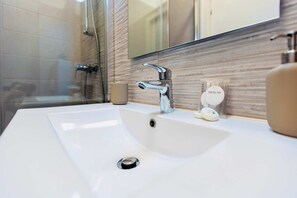 Shower, hair dryer, towels, shampoo