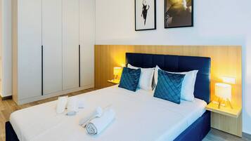 Desk, iron/ironing board, WiFi, bed sheets