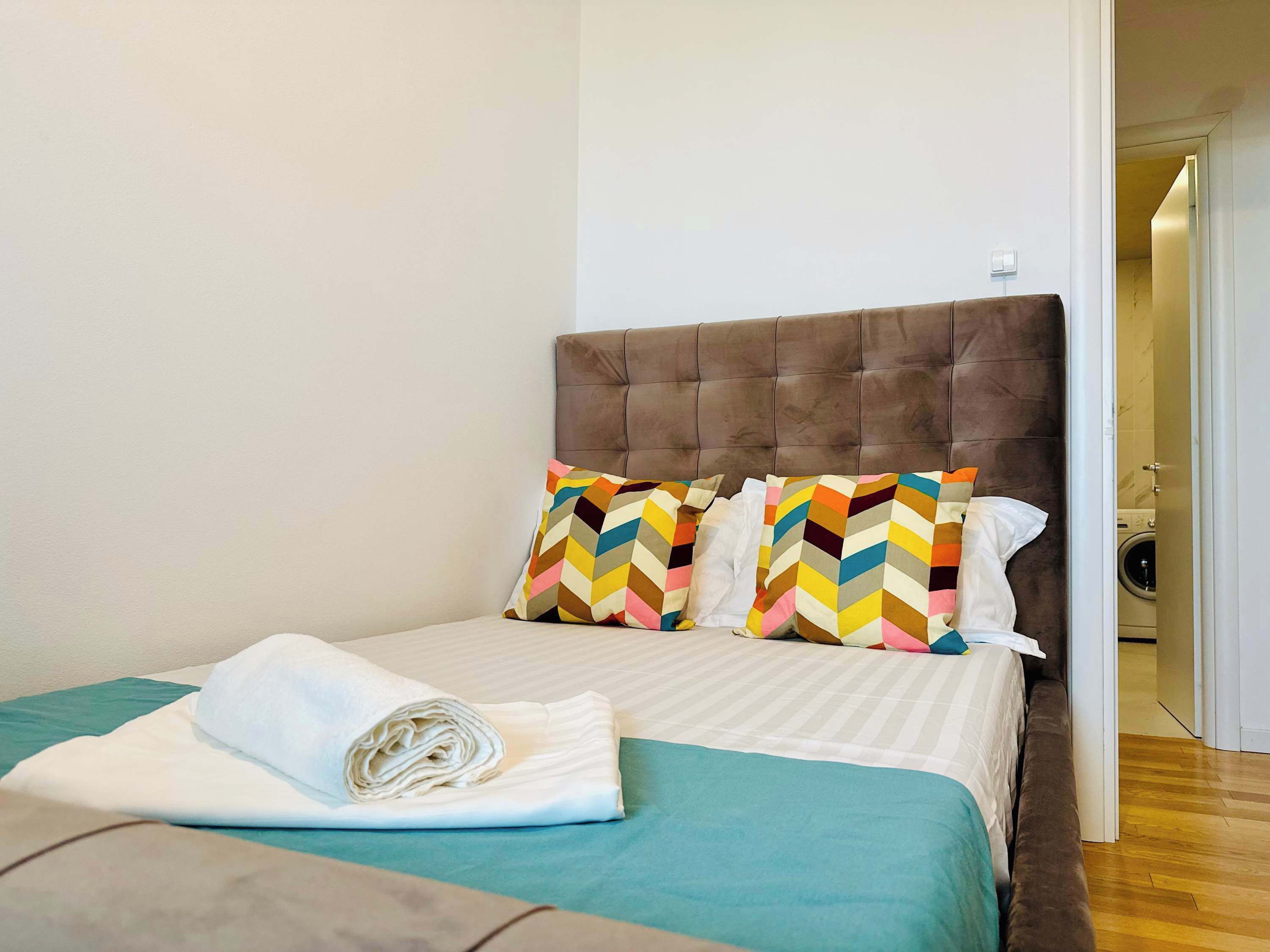Desk, iron/ironing board, WiFi, bed sheets