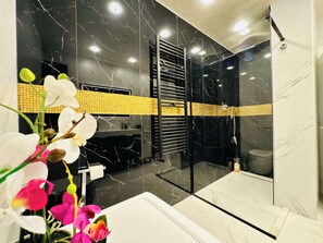Douche, sèche-cheveux, serviettes fournies, shampoing