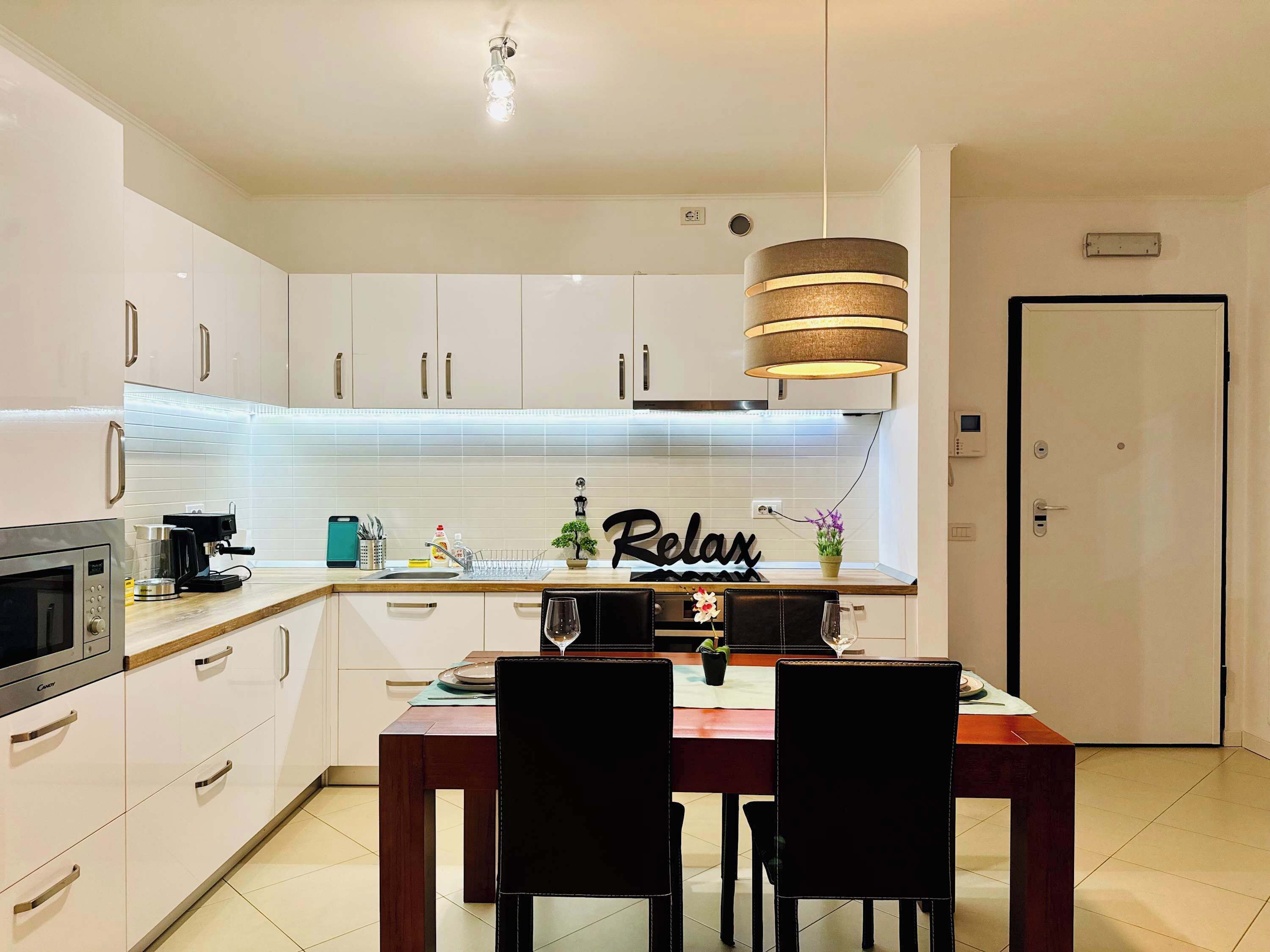 Frigorífico, microondas, horno y placa de cocina