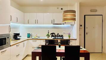 Frigorífico, microondas, horno y placa de cocina