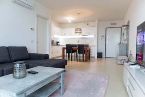 A modern living room with a sofa, a coffee table, and a TV. - Joy City Stay Fructus 30 (Timișoara)