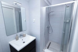 Shower, hair dryer, towels, shampoo - Hubix Suites | Casa del Mar C1-77 | Superb View (Mamaia)