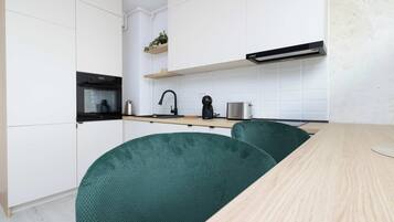 Fridge, oven, stovetop, dishwasher