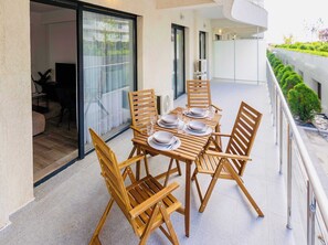 Outdoor dining - Hubix Suites | Casa del Mar C1-P2 (Mamaia)