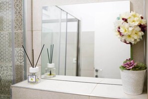 Shower, hair dryer, towels, shampoo - Joy City Stay Ultracentral Chic (Timișoara)