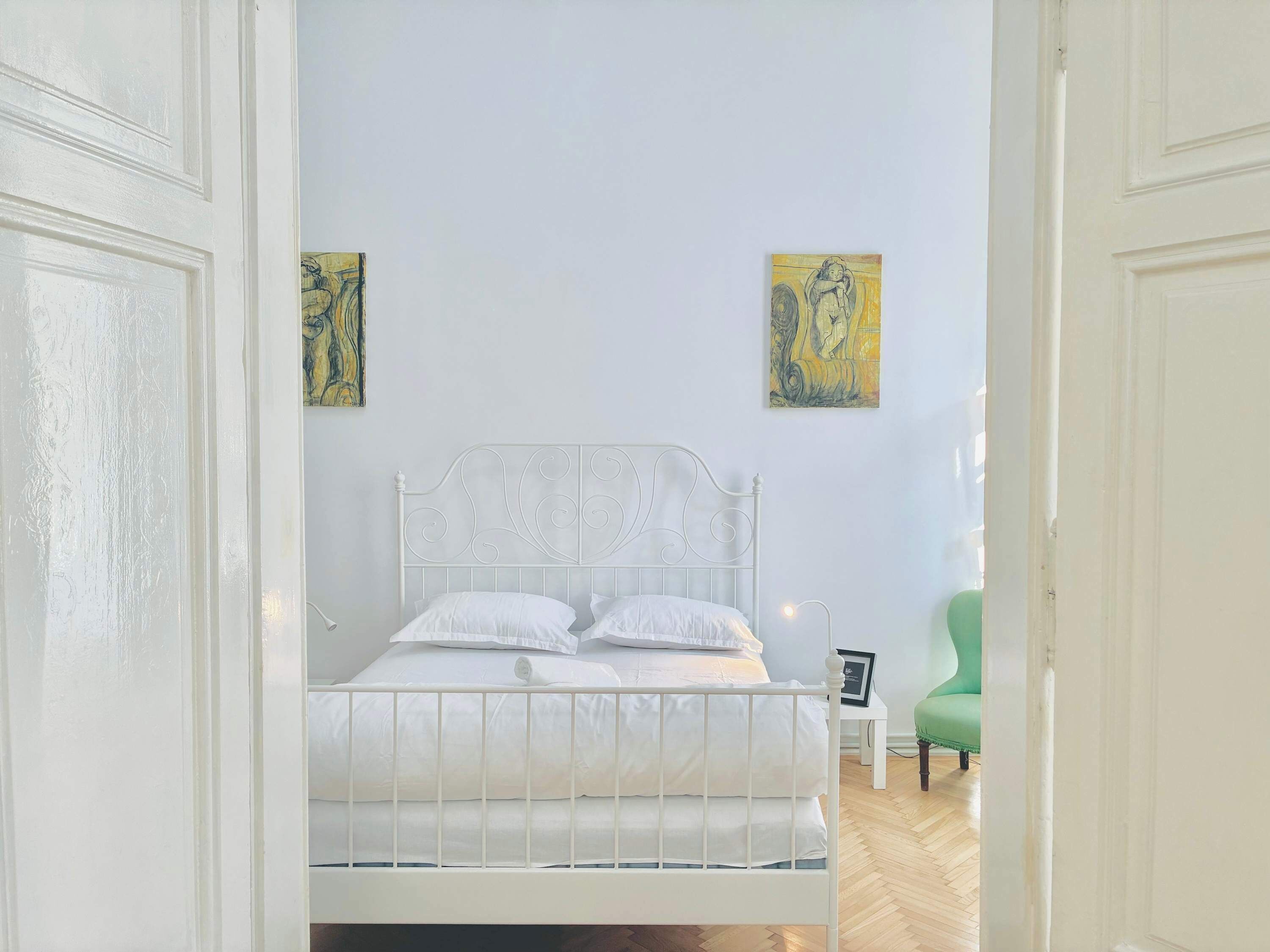 Desk, iron/ironing board, WiFi, bed sheets