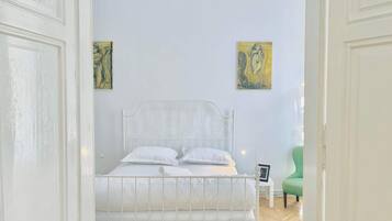 Desk, iron/ironing board, WiFi, bed sheets