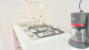 Kaffetrakter/tekoker, kjøleskap, ovn og kokeplater