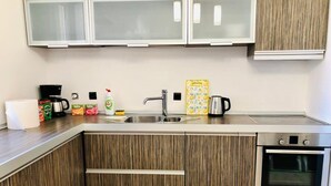 Cafetière-théière, réfrigérateur, un four, surface de cuisson