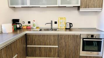Fridge, oven, stovetop, coffee/tea maker